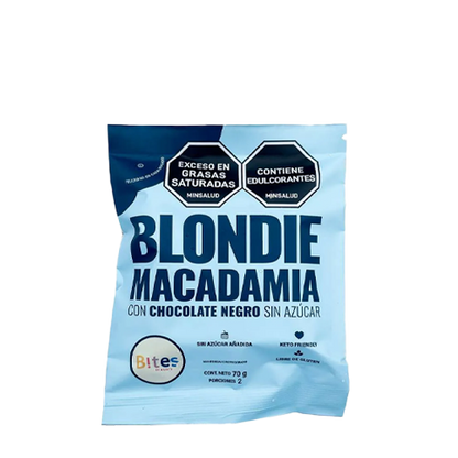 Blondie de macadamia con chocolate negro